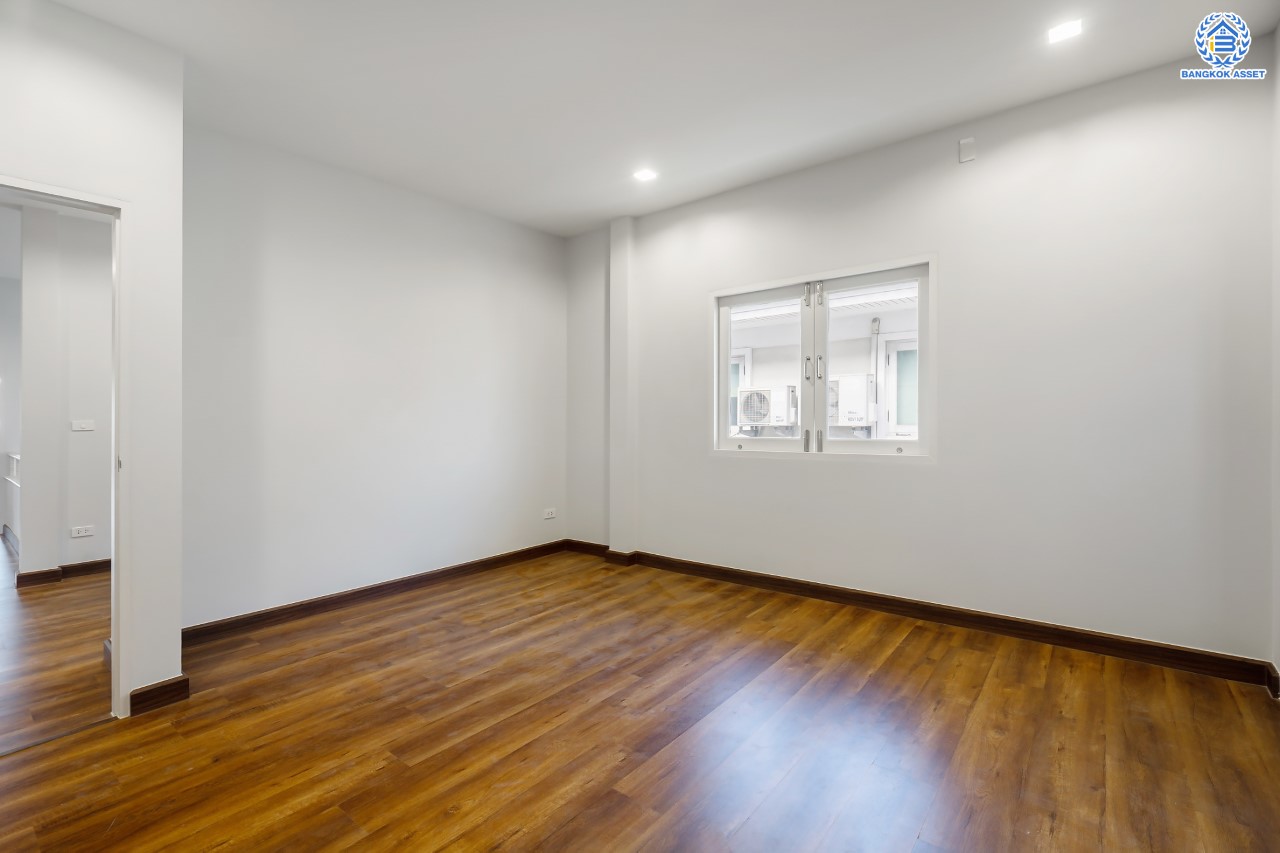 บ้านมือสองตกแต่งใหม่ ม.ธนทอง เอลลิแกนท์โฮม บางบอน4 รองรับทุกความสุข เนื้อที่ 118.1 ตร.ว. ฟังก์ชัน 5 ห้องนอน 5 ห้องน้ำ 1 ห้องแม่บ้าน จอดรถได้ 2 คัน พร้อม Living Area กว้างขวาง บนทำเลใกล้ทางด่วนเพชรเกษม, The Mall บางแค เชื่อมต่อ ถ.พุทธมณฑลสาย4 และ ถ.กาญจนาฯ